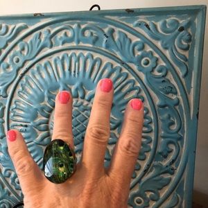 Beautiful peacock color w gold base costume ring